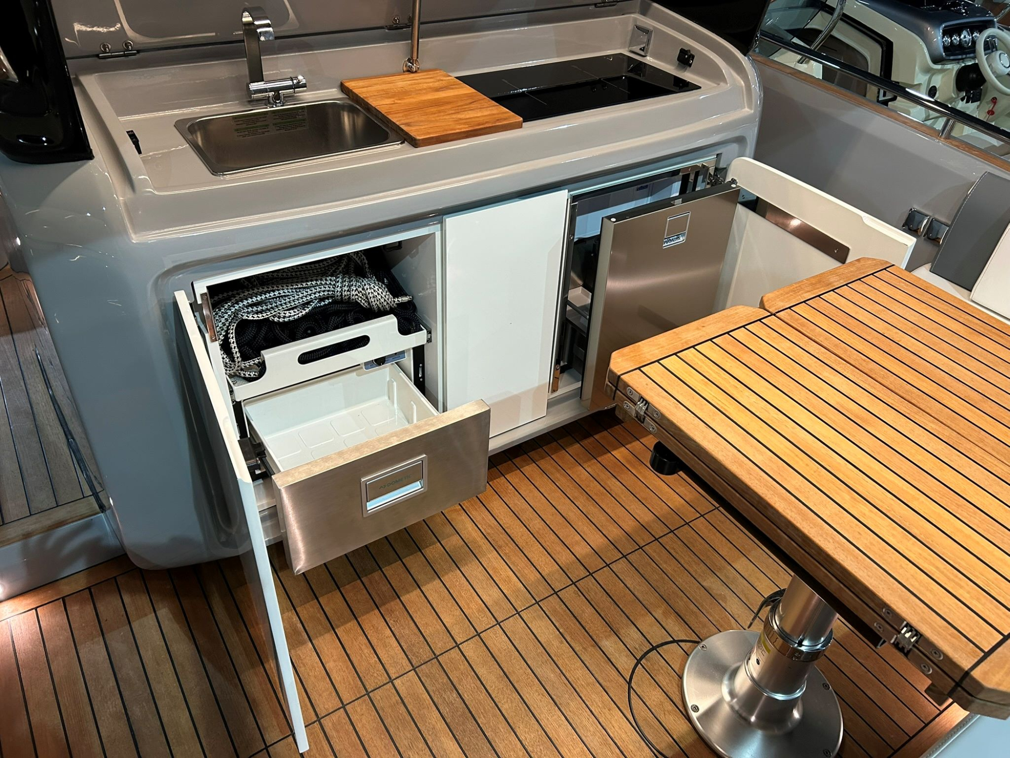 Invictus yachts Invictus 320 GT met 2 x Mercruiser 270 pk diesel van 2024!