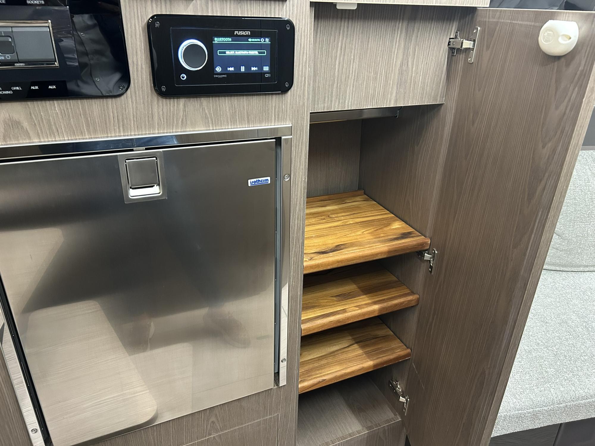 Invictus yachts Invictus 320 GT met 2 x Mercruiser 270 pk diesel van 2024!