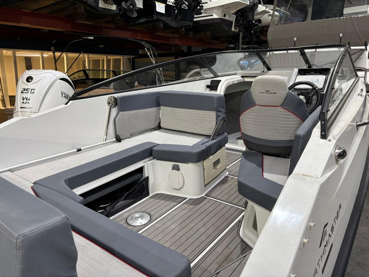 NORTHMASTER 685 Cruiser Cabin