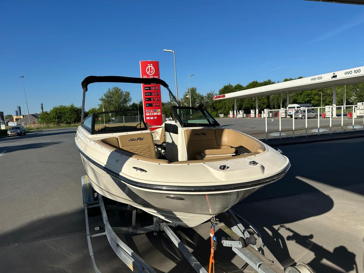 Sea Ray 230 SPX Bowrider