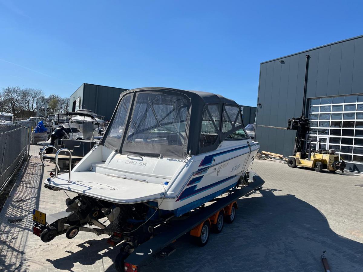 Formula F-280 SS Cuddy cabin