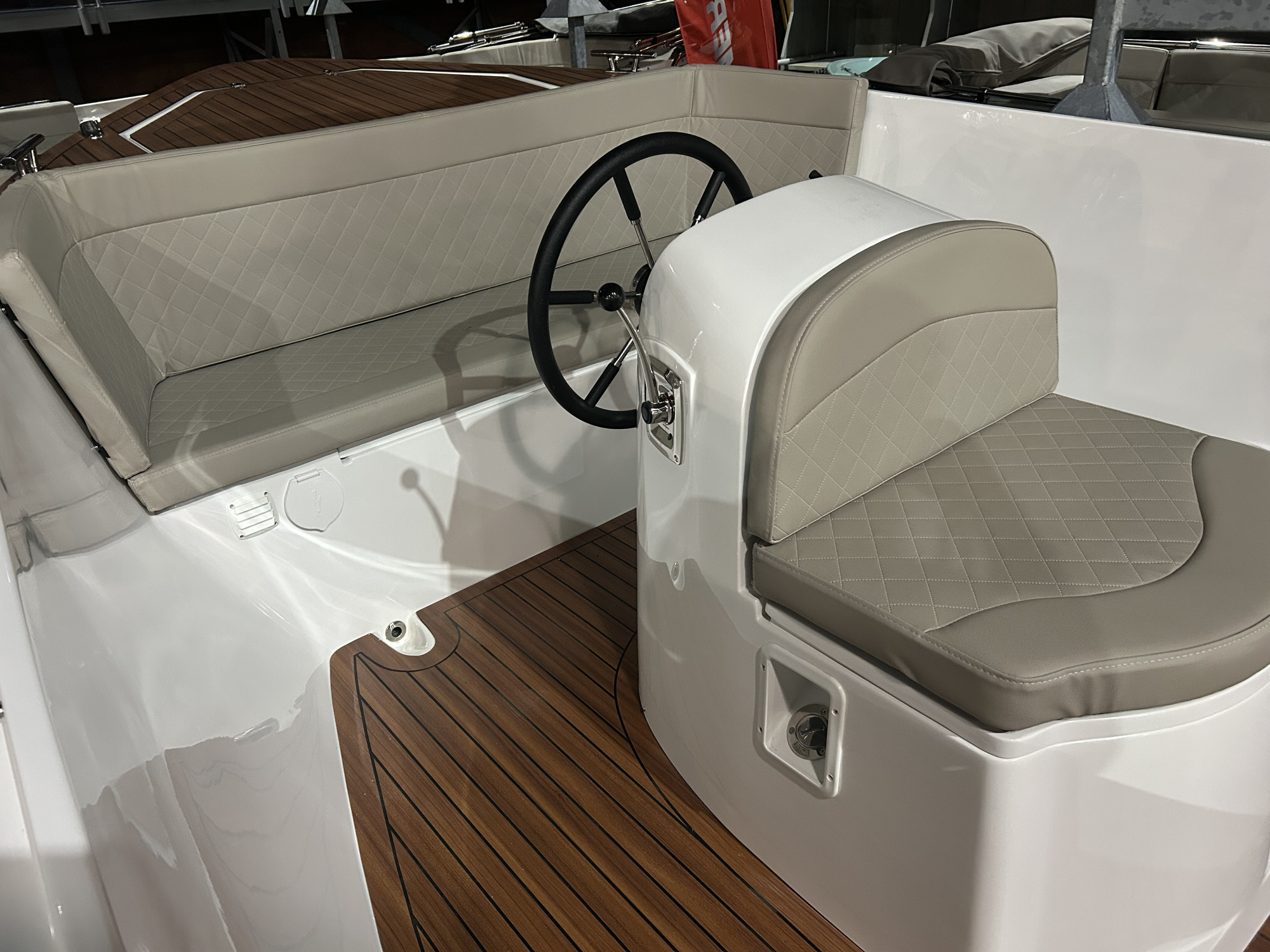 Maxima Boats 750 Flying Lounge RAL 7030 op voorraad