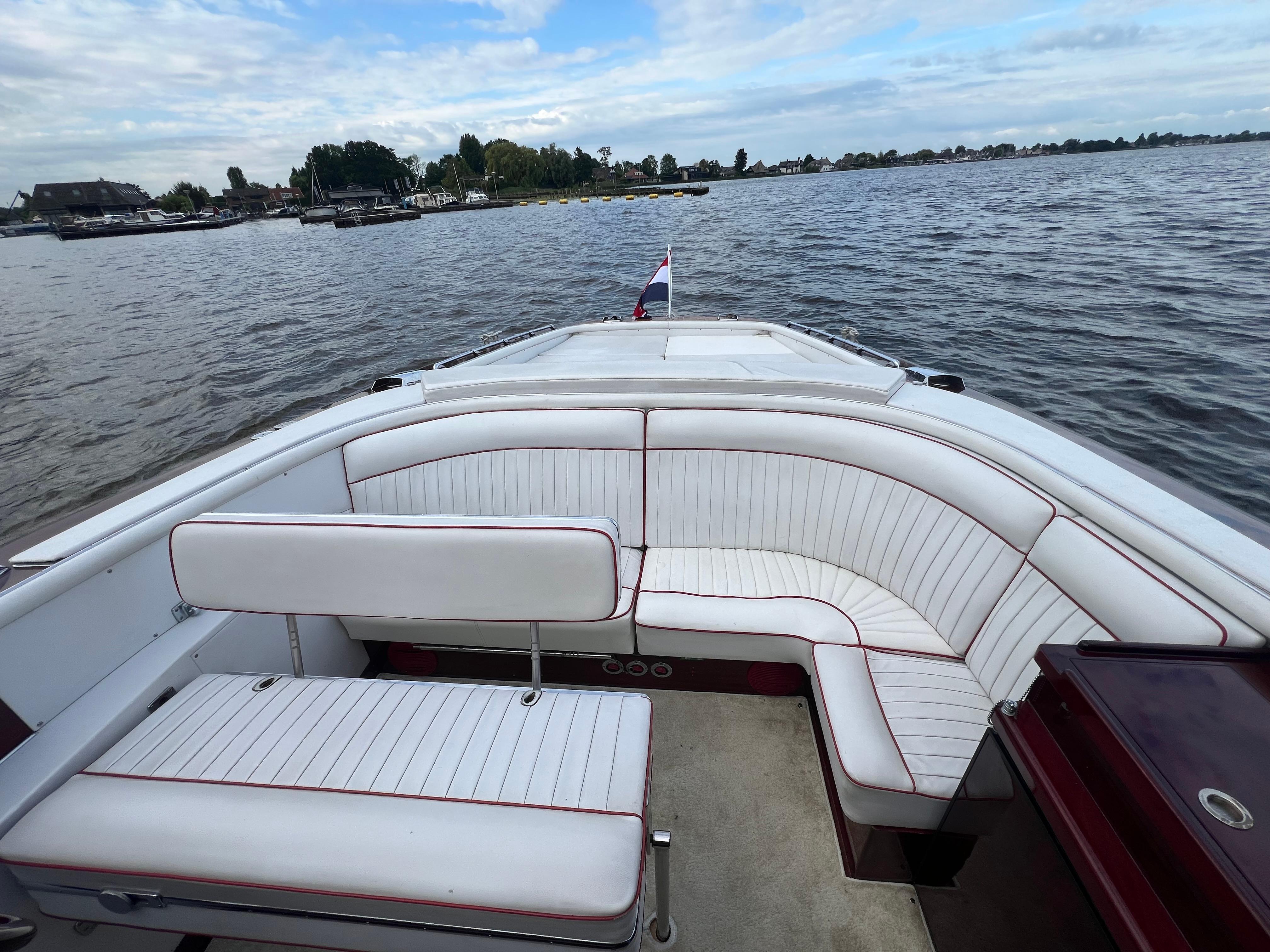 Boesch 850 Runabout Deluxe