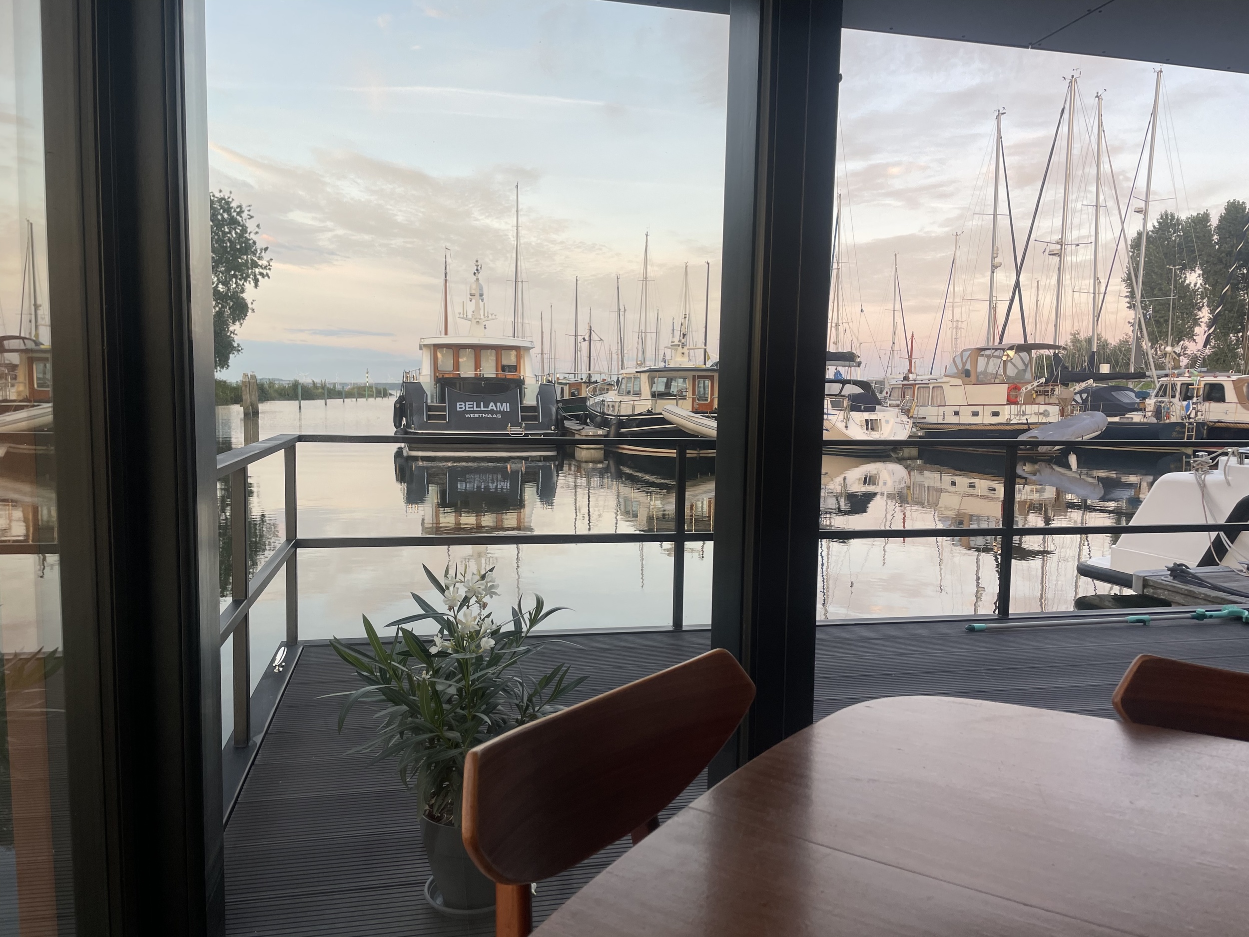 TMB60eco Houseboat Bij Rotterdam Ligplaats