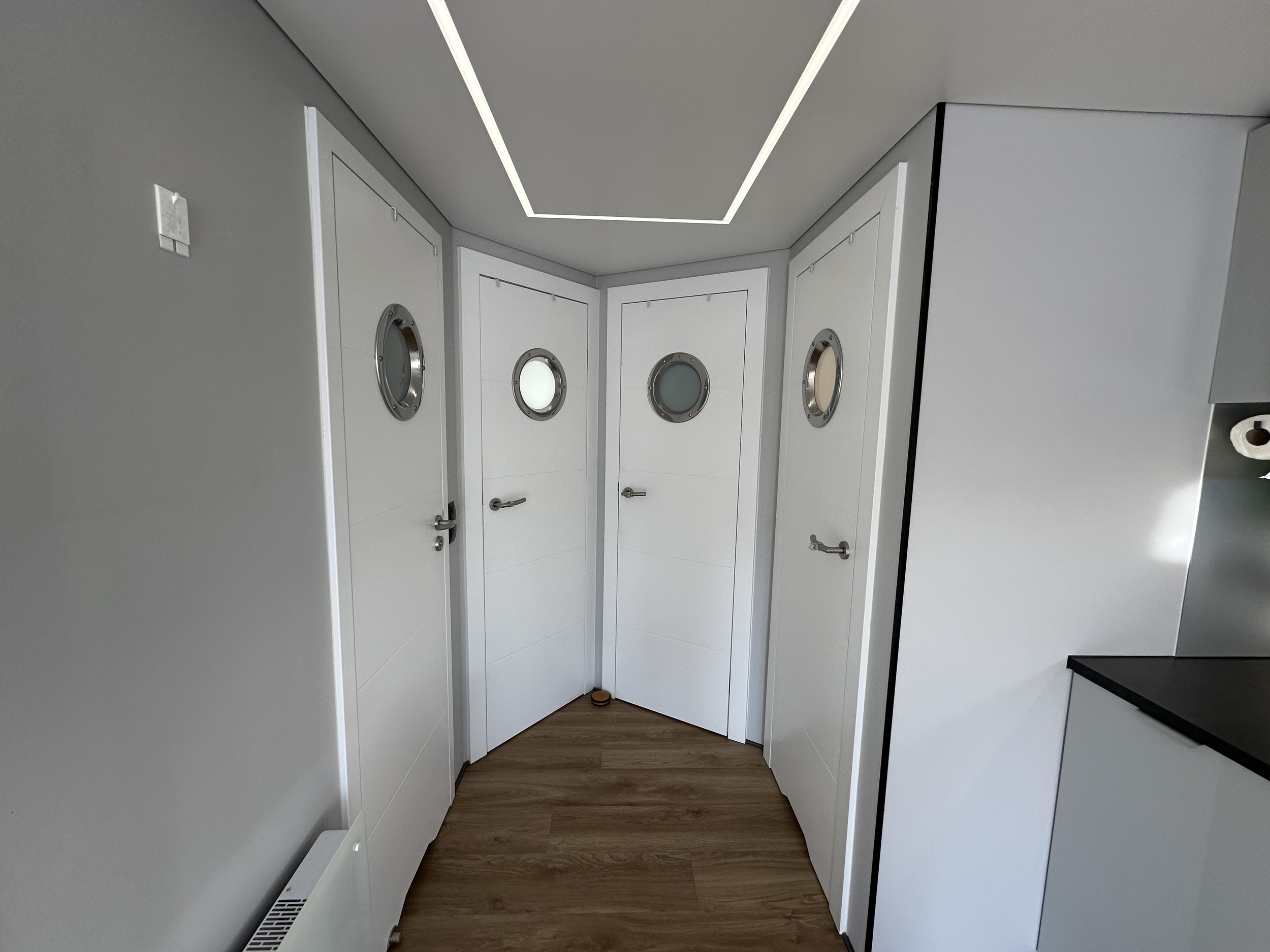 La Mare Houseboat Modern 12