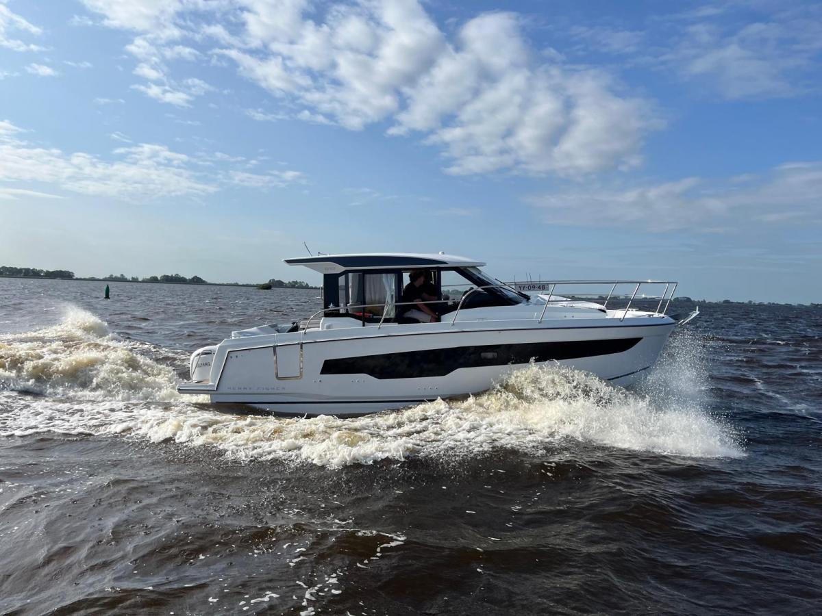 Jeanneau Merry Fisher 895 serie 2. Dit schip is aanwezig op de Yamaha stand van hiswa te water 2026.
