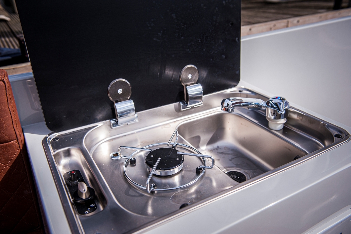 Maxima Boats 750 Flying Lounge