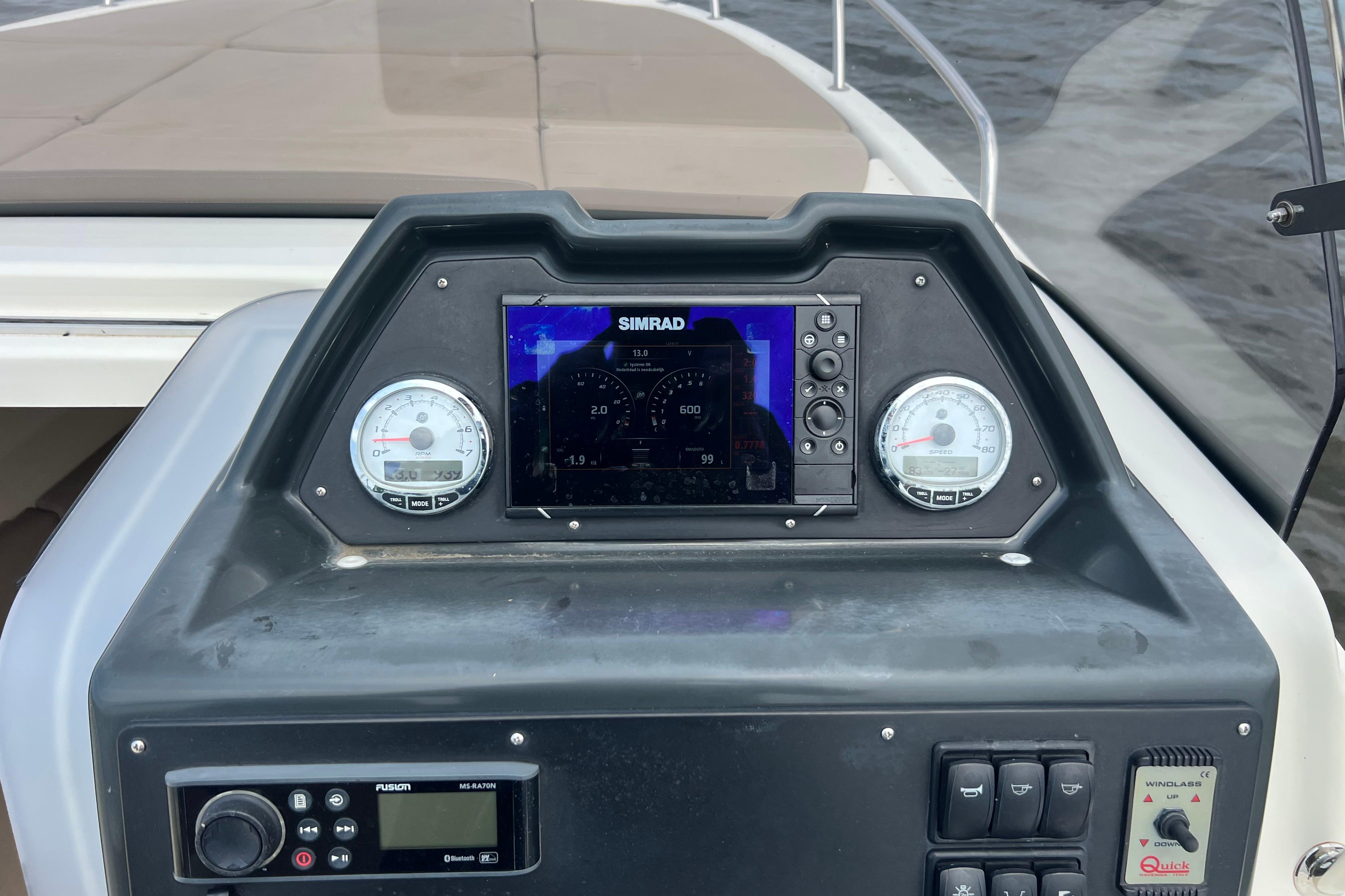 Quicksilver Activ 755 Sundeck