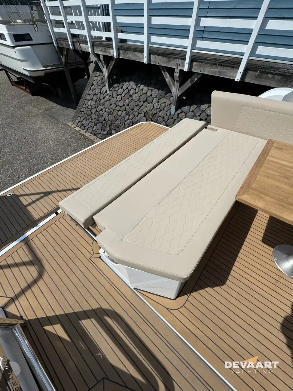 Sealine S335