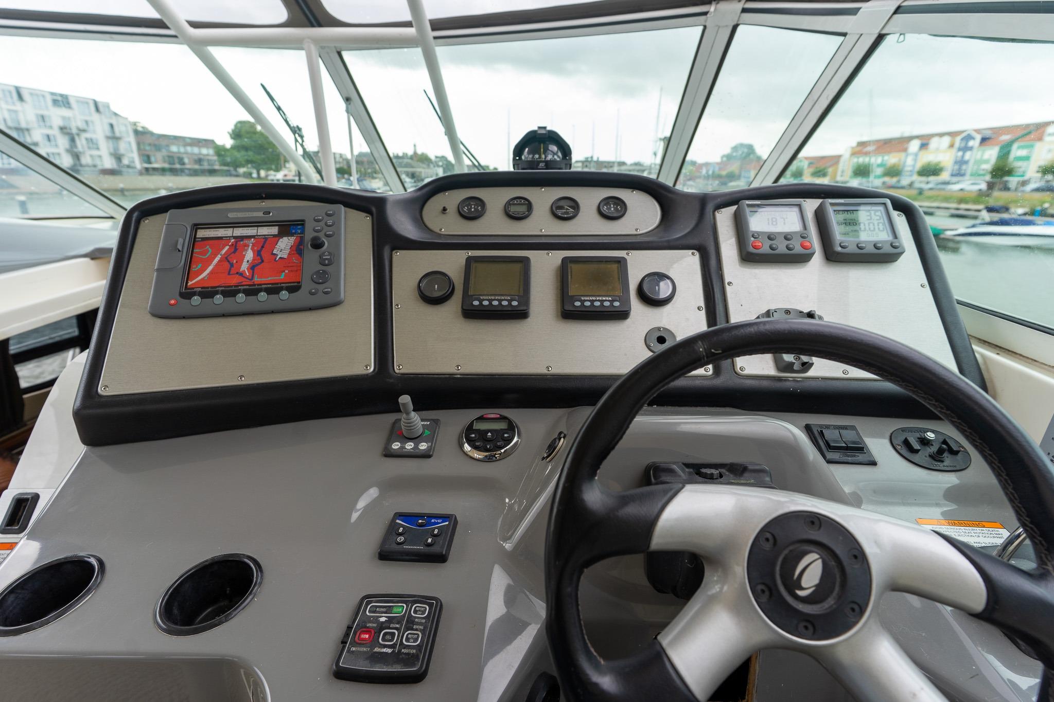 Cruisers Yachts 415 Express Motoryacht