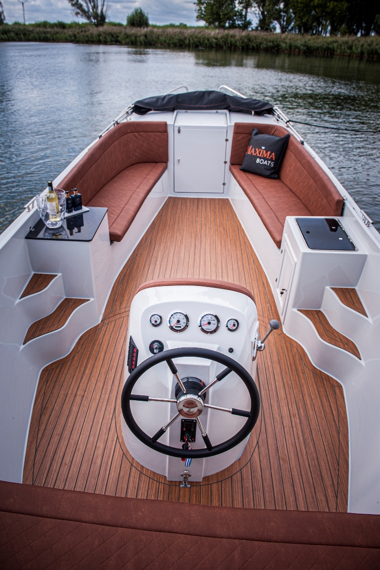 Maxima Boats 750 Flying Lounge