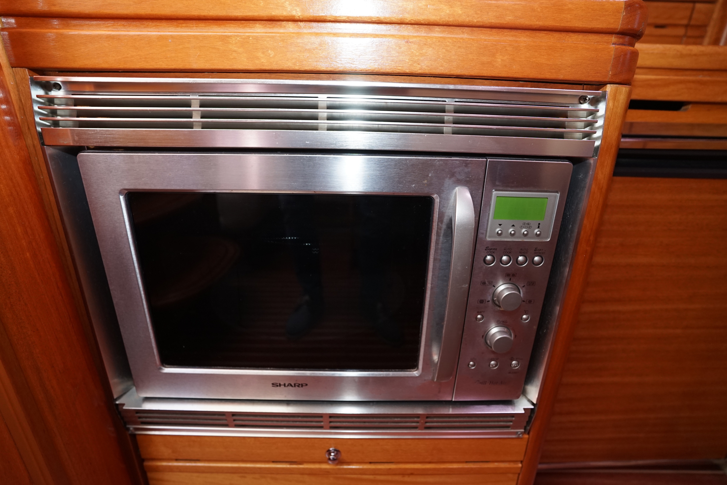 Bavaria 42 HT Sport IPS-500 - hydraulic platform