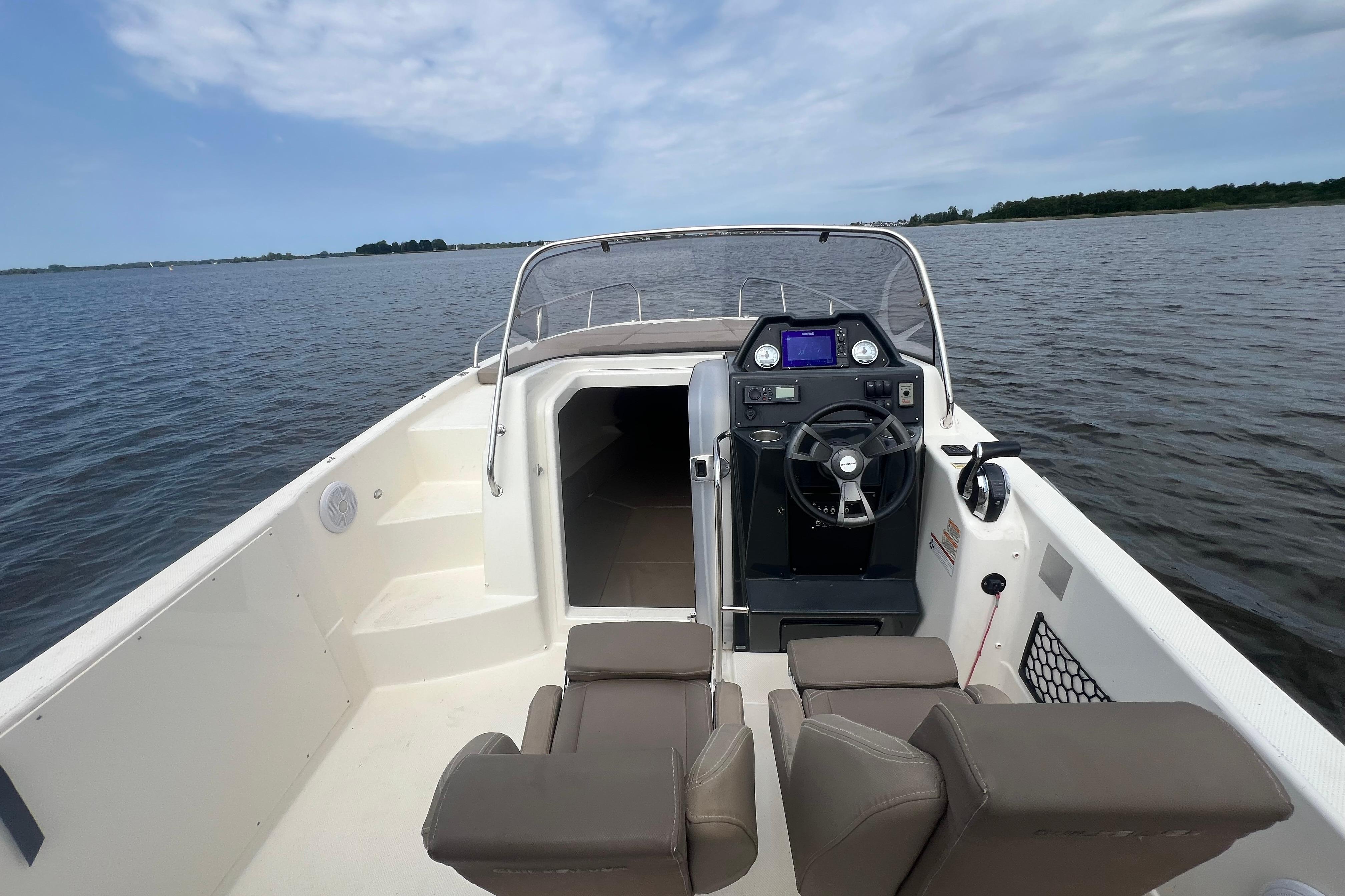 Quicksilver Activ 755 Sundeck