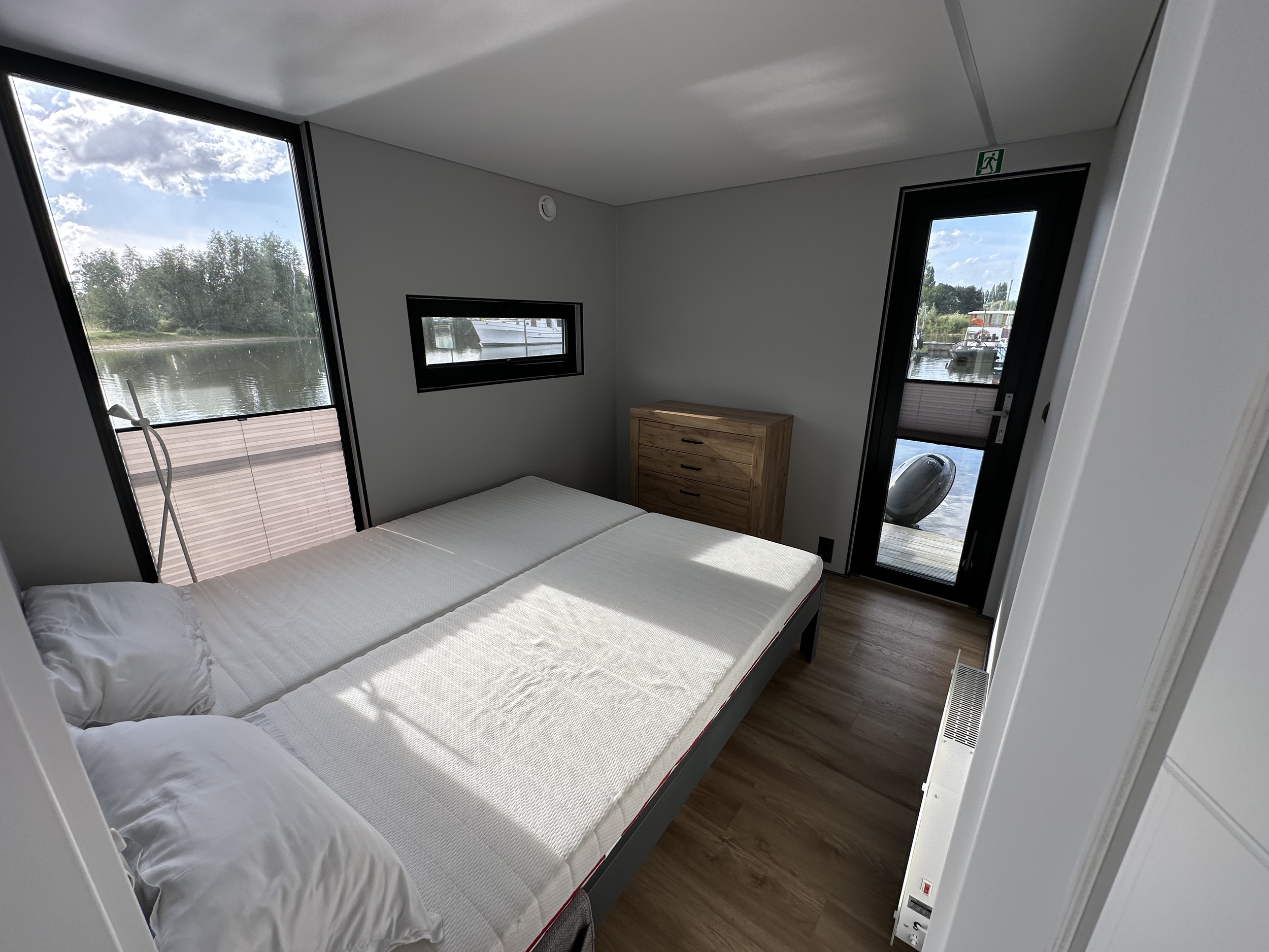 La Mare Houseboat Modern 12