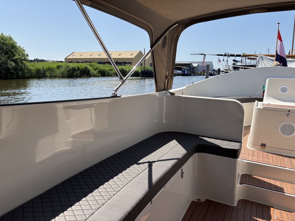 Stil Sloep (cabin) 9.30   15 Kw Elek. met toilet achter deur