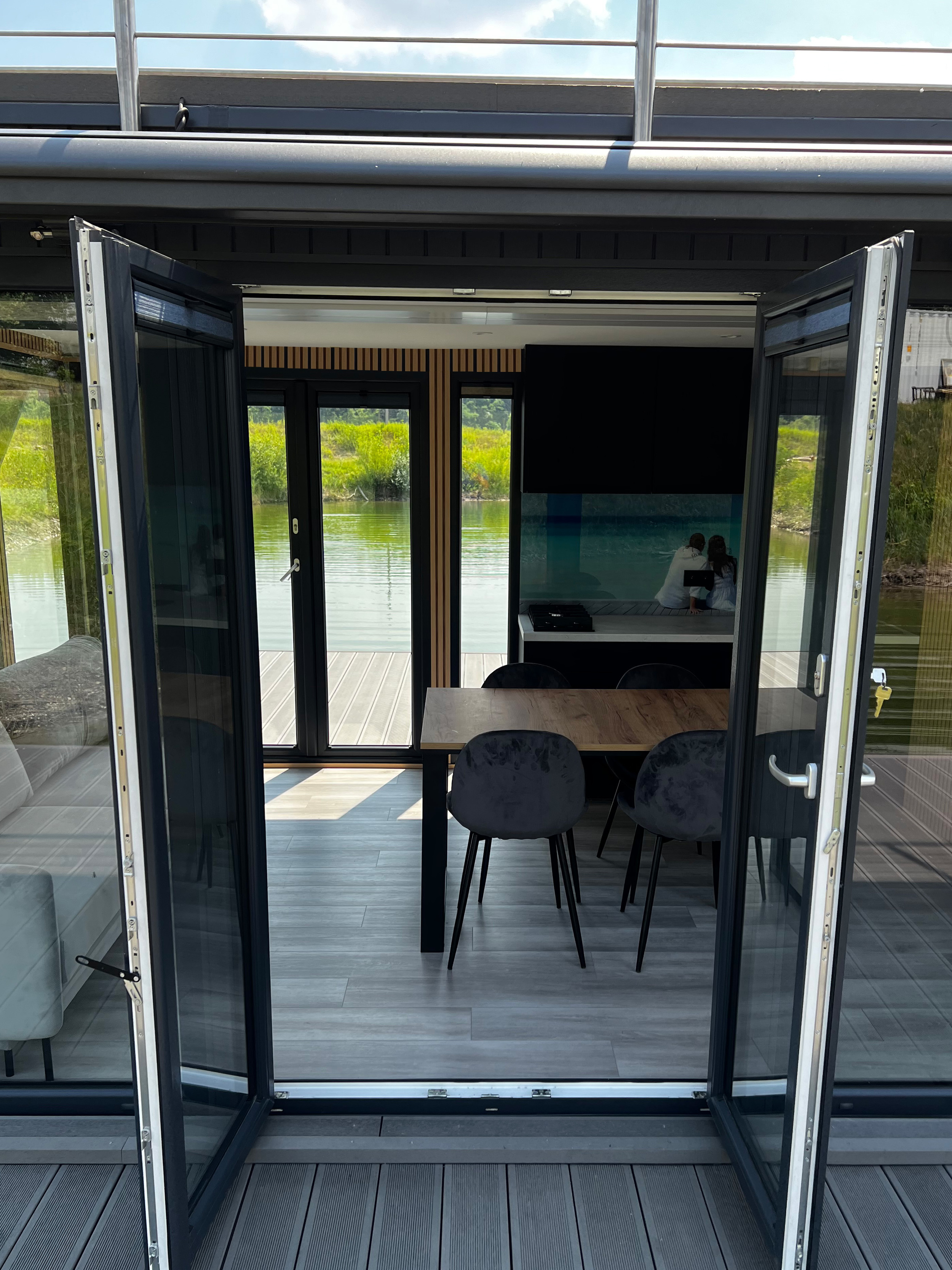 Shogun Mobile Houseboat