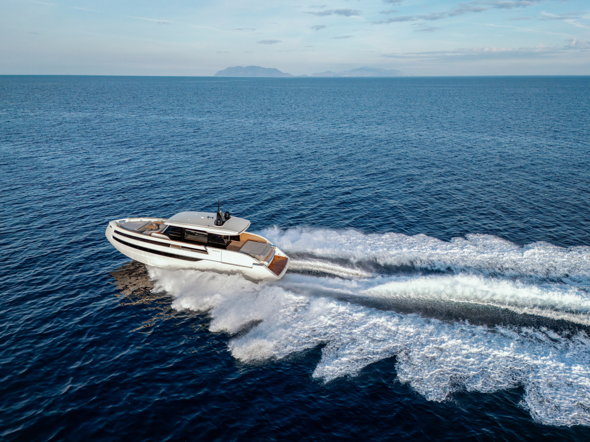 Invictus yachts Invictus ST550 met 2x 950 pk Volvo IPS direct leverbaar