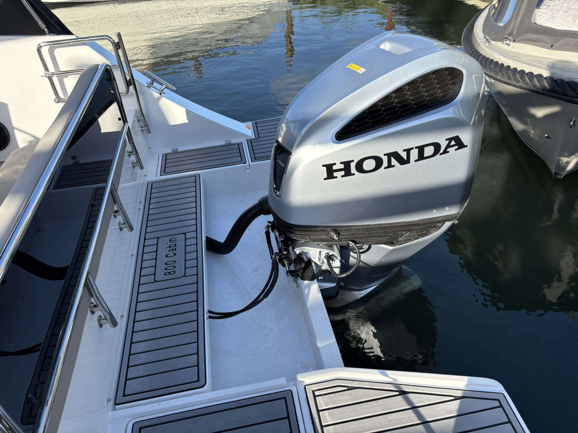 Maxima Boats 800 Cabin zwart - wit met Honda 250 pk op voorraad!