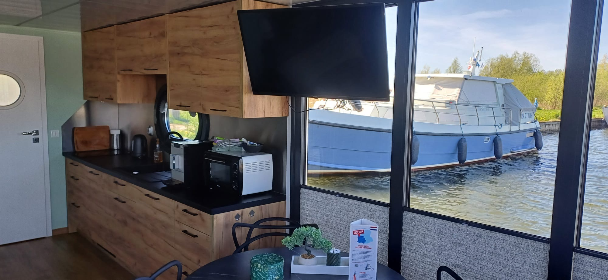 Campi 400 Houseboat Warns, Mooie Ligplaats