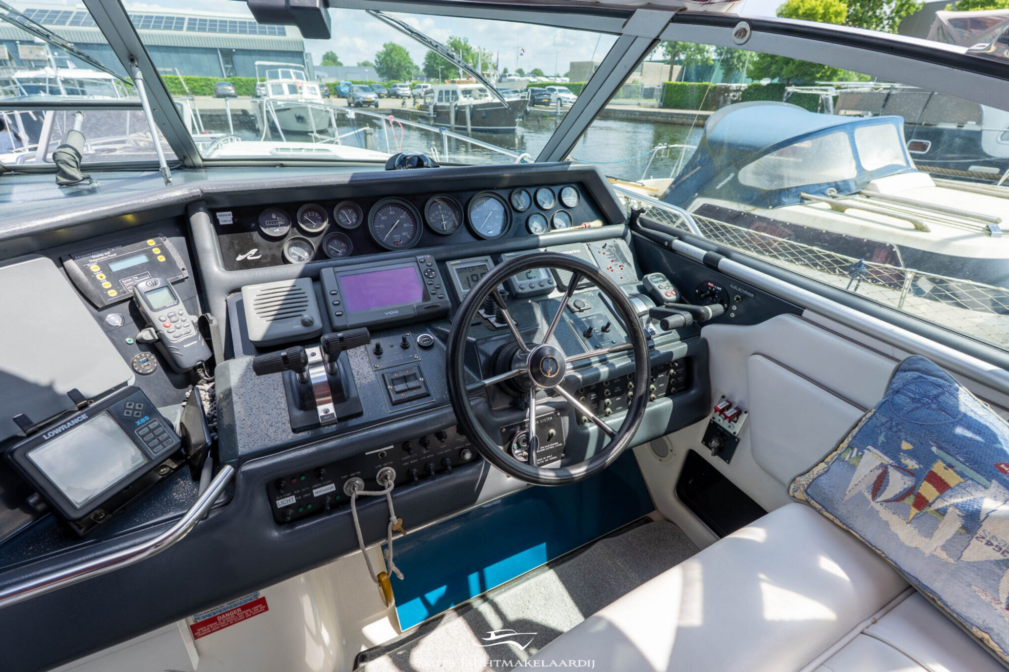 Sea Ray 370 Express Cruiser