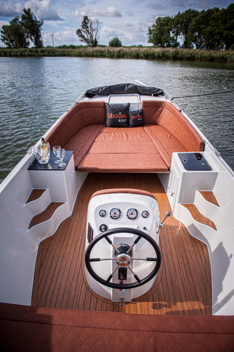 Maxima Boats 750 Flying Lounge