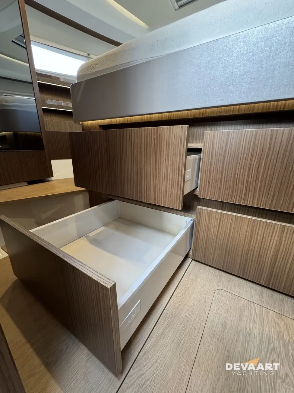 Sealine C335