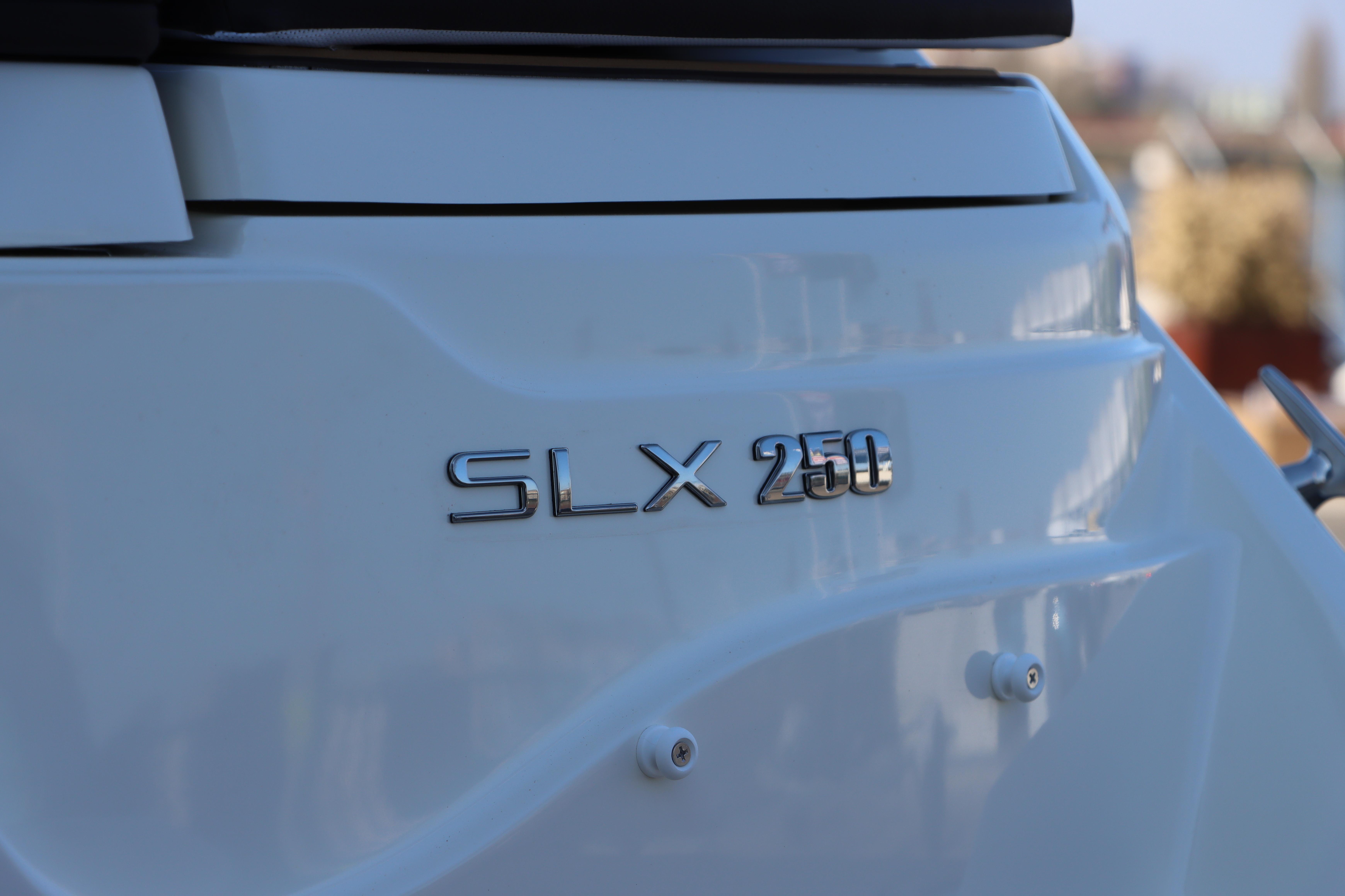 Sea Ray SLX 250