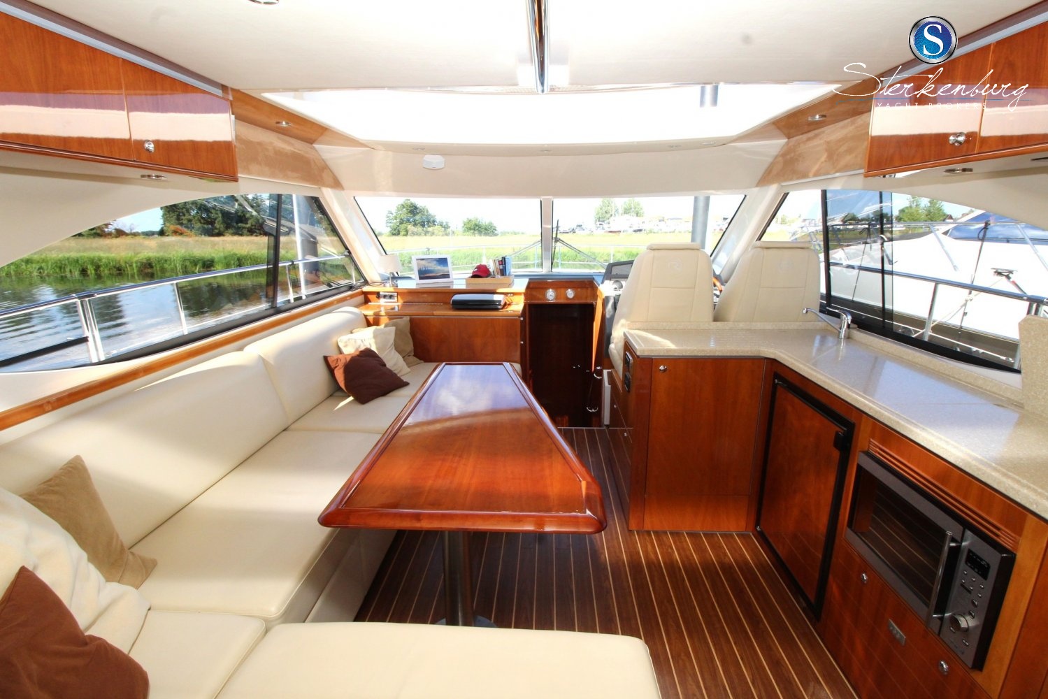 Rivièra 4700 Sport Yacht