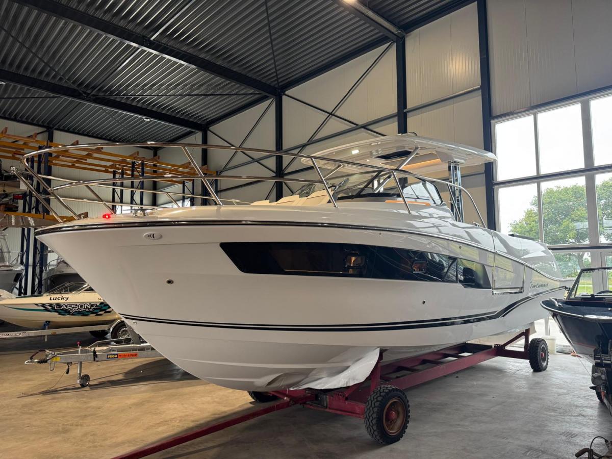 Jeanneau Cap Camarat 10.5 WA S2 op voorraad. Dit schip is aanwezig op de yamaha stand van hiswa te water 2026.