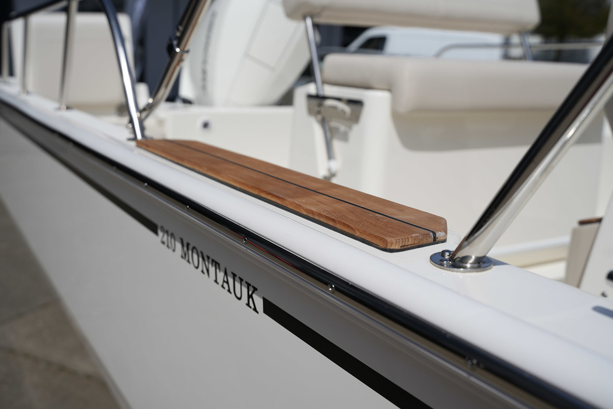 Boston Whaler 210 Montauk