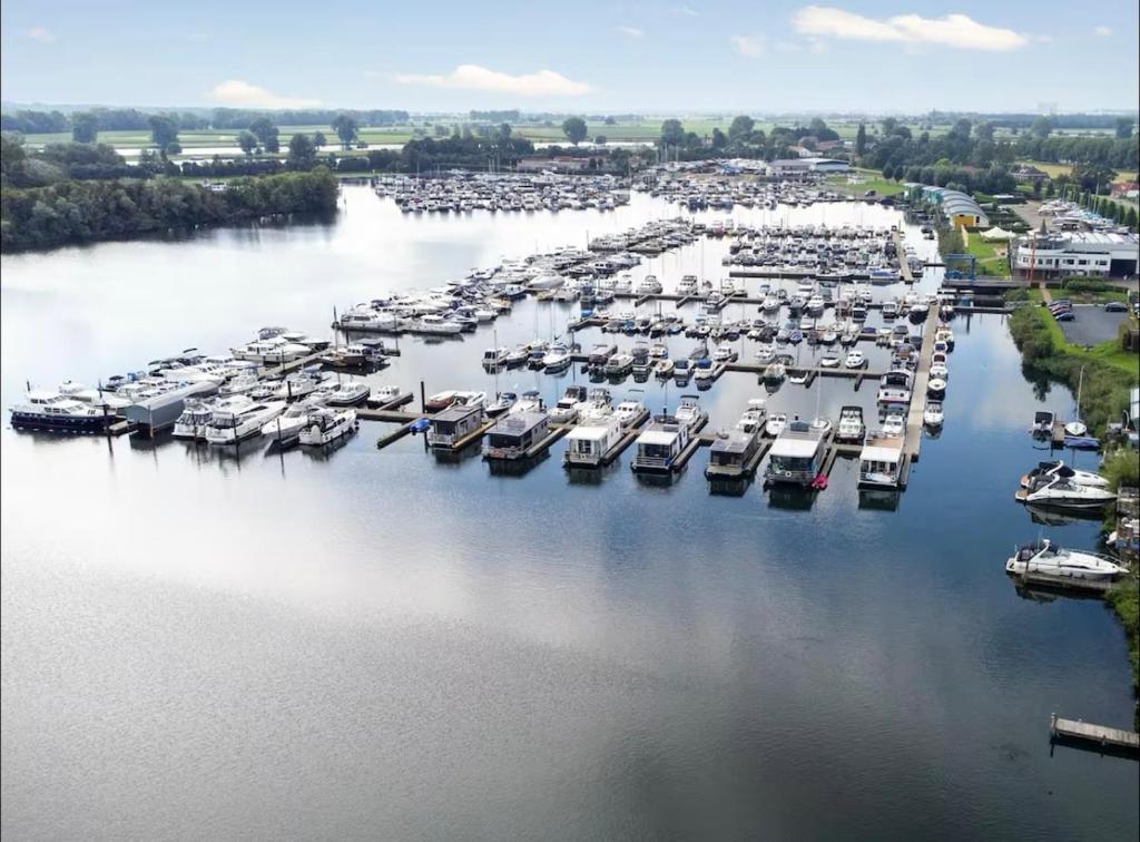 La Mare Houseboat Apartboat XL - Sauna - Hottub - Maasbommel