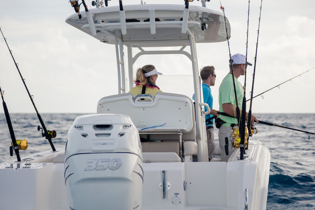 Boston Whaler 230 Outrage