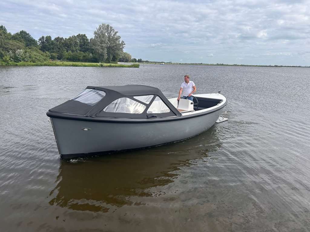 Pieterman 750 met 27 VETUS  750 diesel 