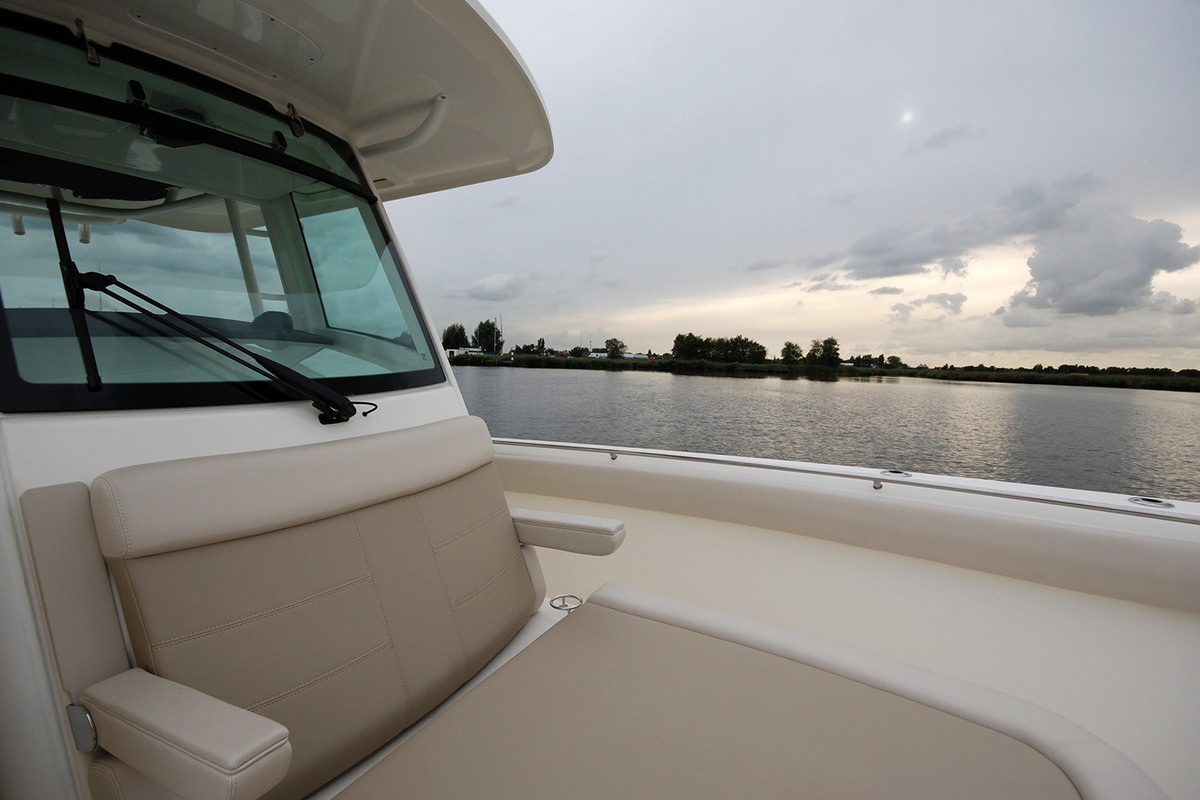 Boston Whaler 330 Outrage