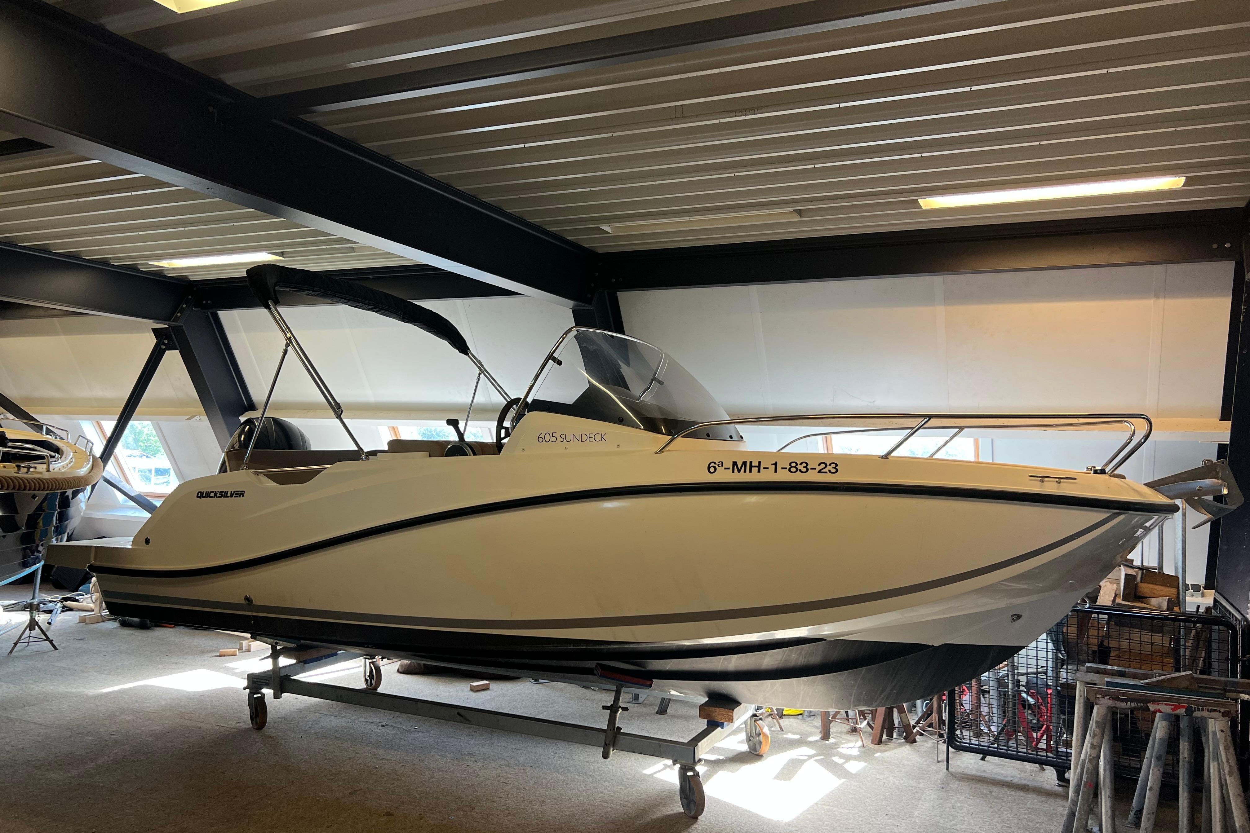 Quicksilver Activ 605 Sundeck