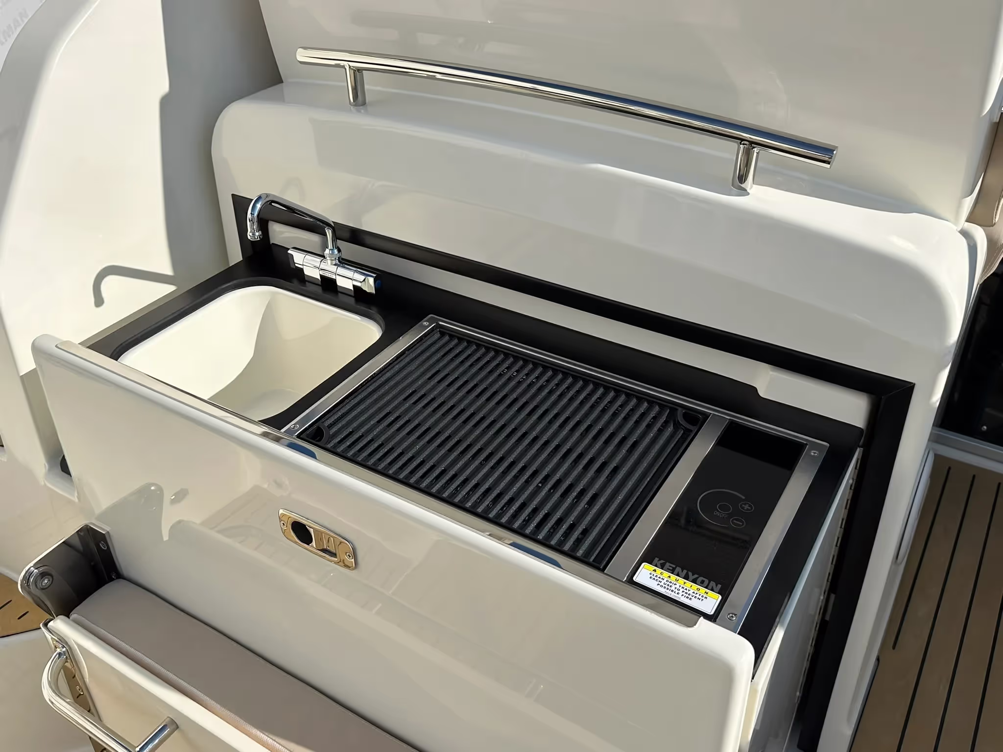 Quicksilver 875 Sundeck