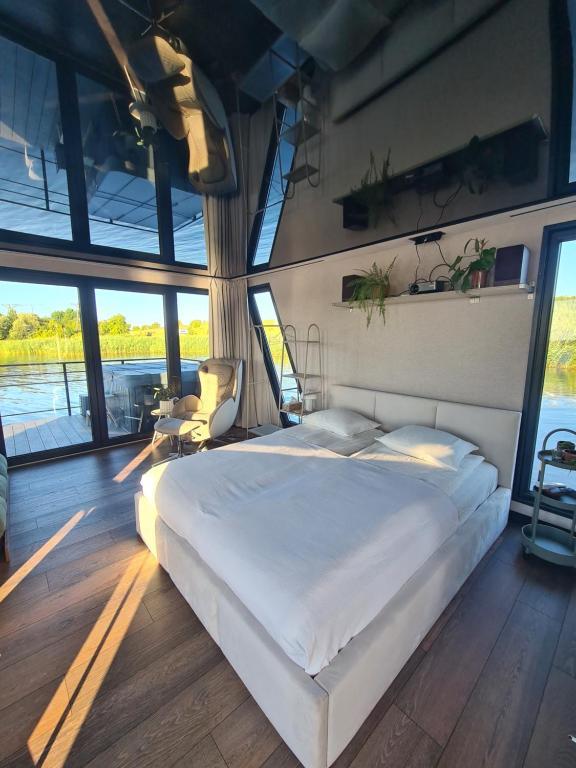 Solstar Houseboat Basic 11-4,2