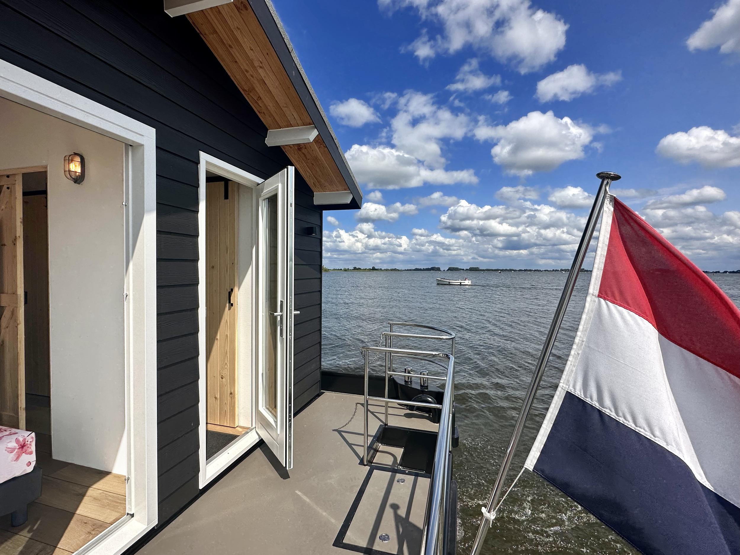 HOMESHIP VaarChalet In Amsterdam 1250D Luxe Houseboat