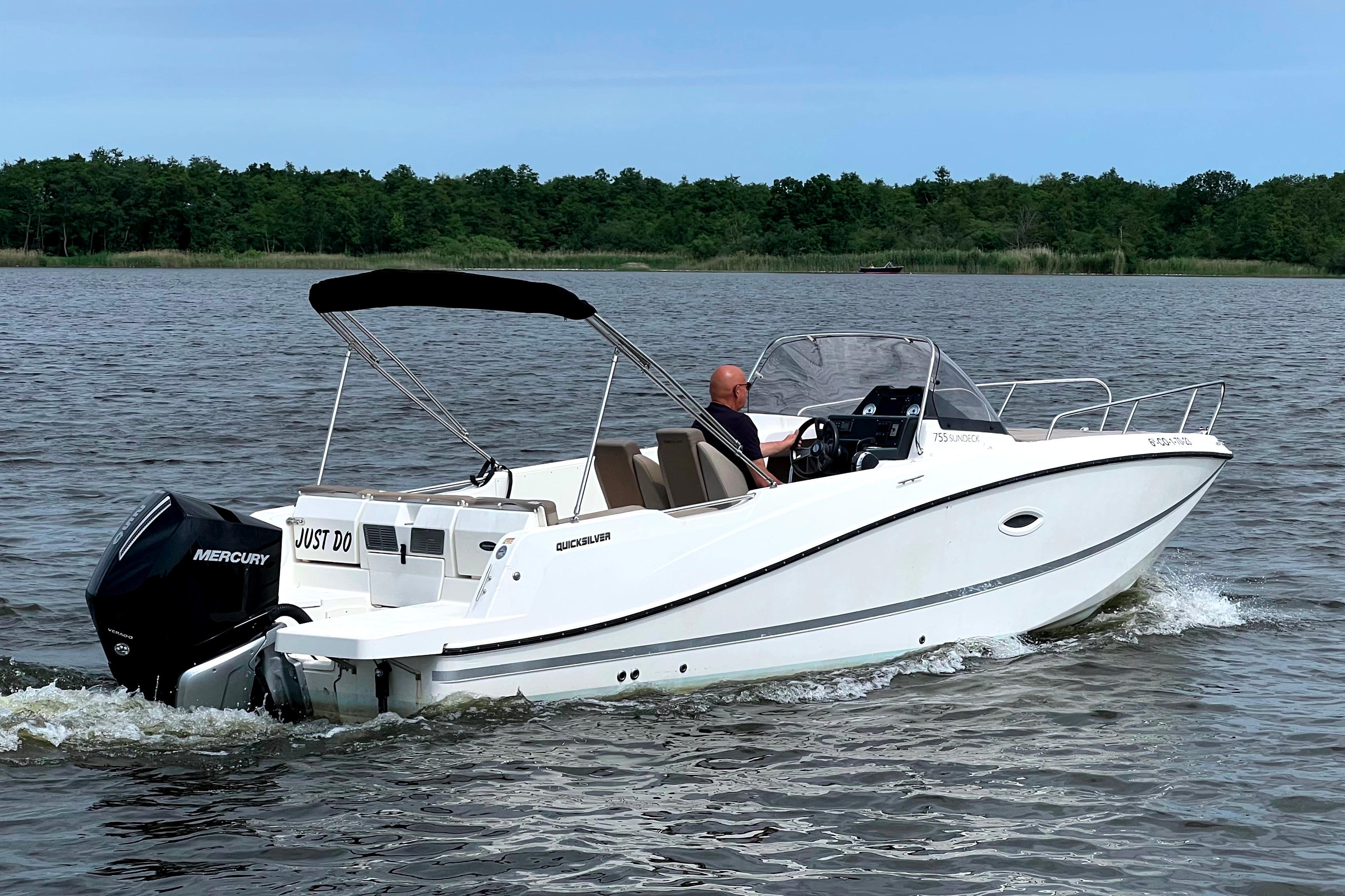 Quicksilver Activ 755 Sundeck