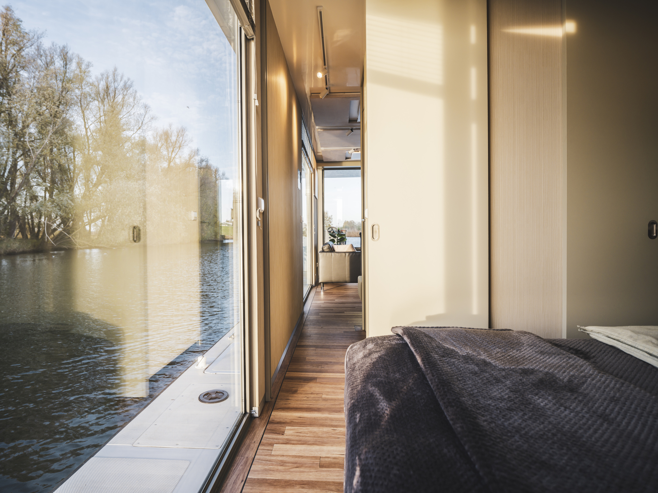AquaHome Comfort Houseboat