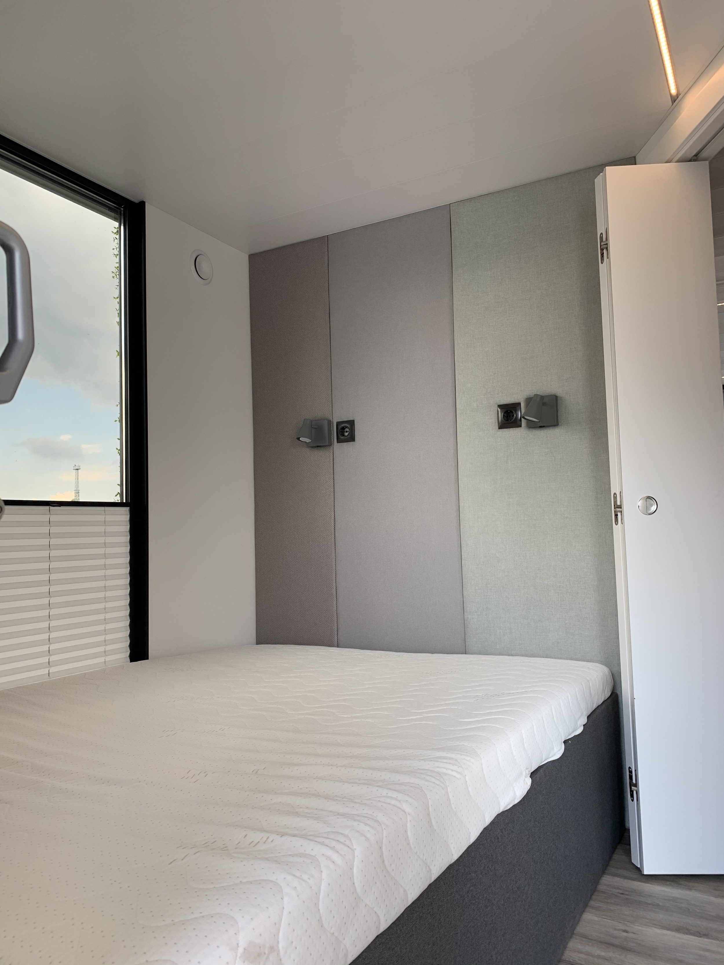 La Mare Houseboat Modern 11