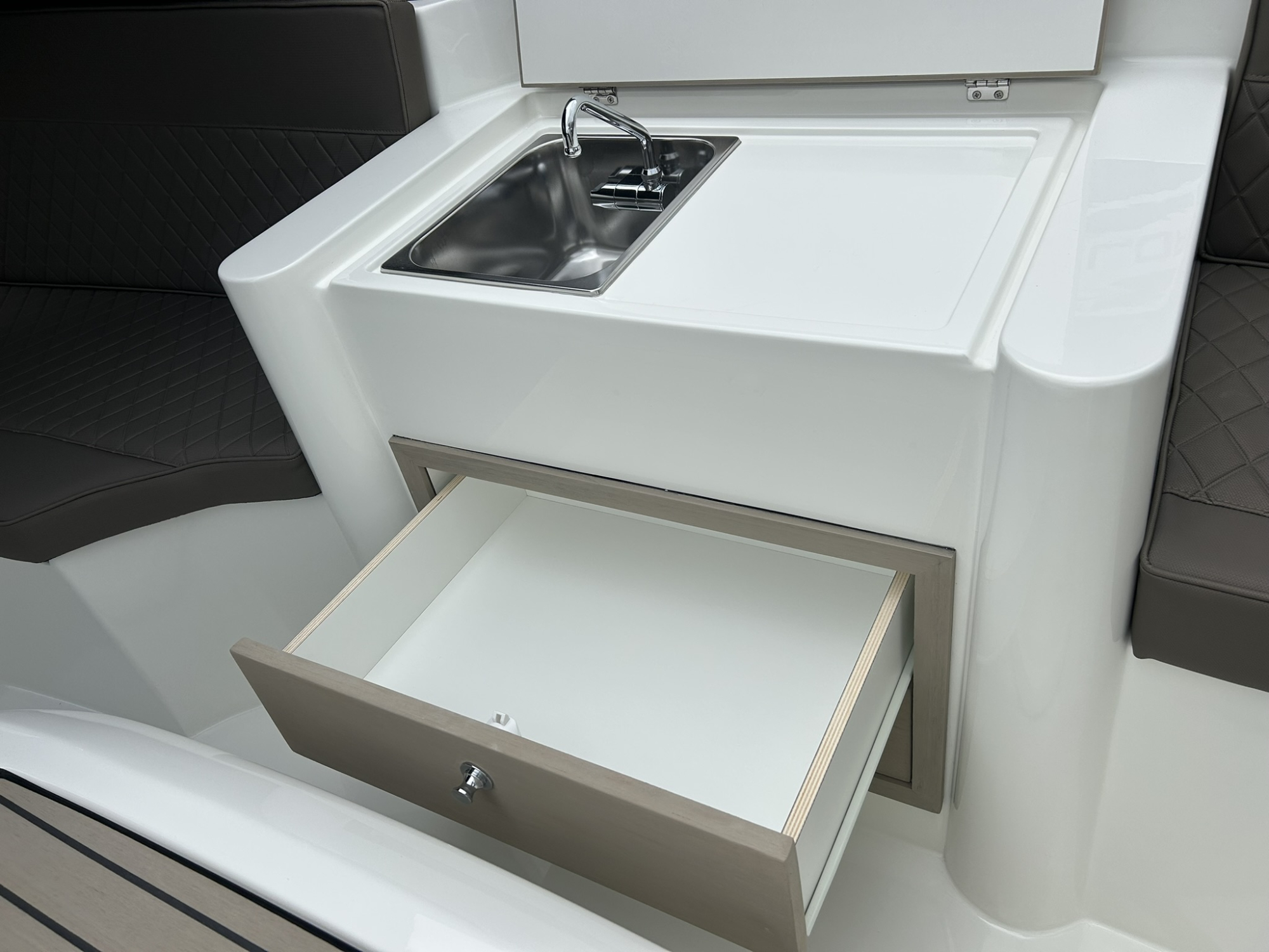 Antaris Sixty7 met Vetus 52 pk in RAL 7001 op voorraad!