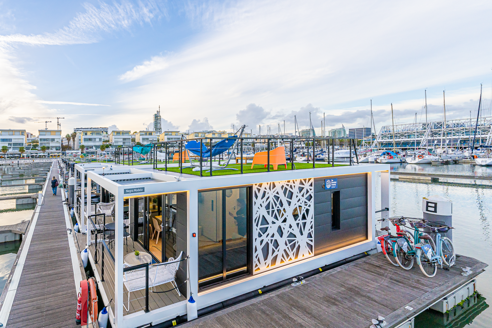 La Mare Houseboat Modern 10