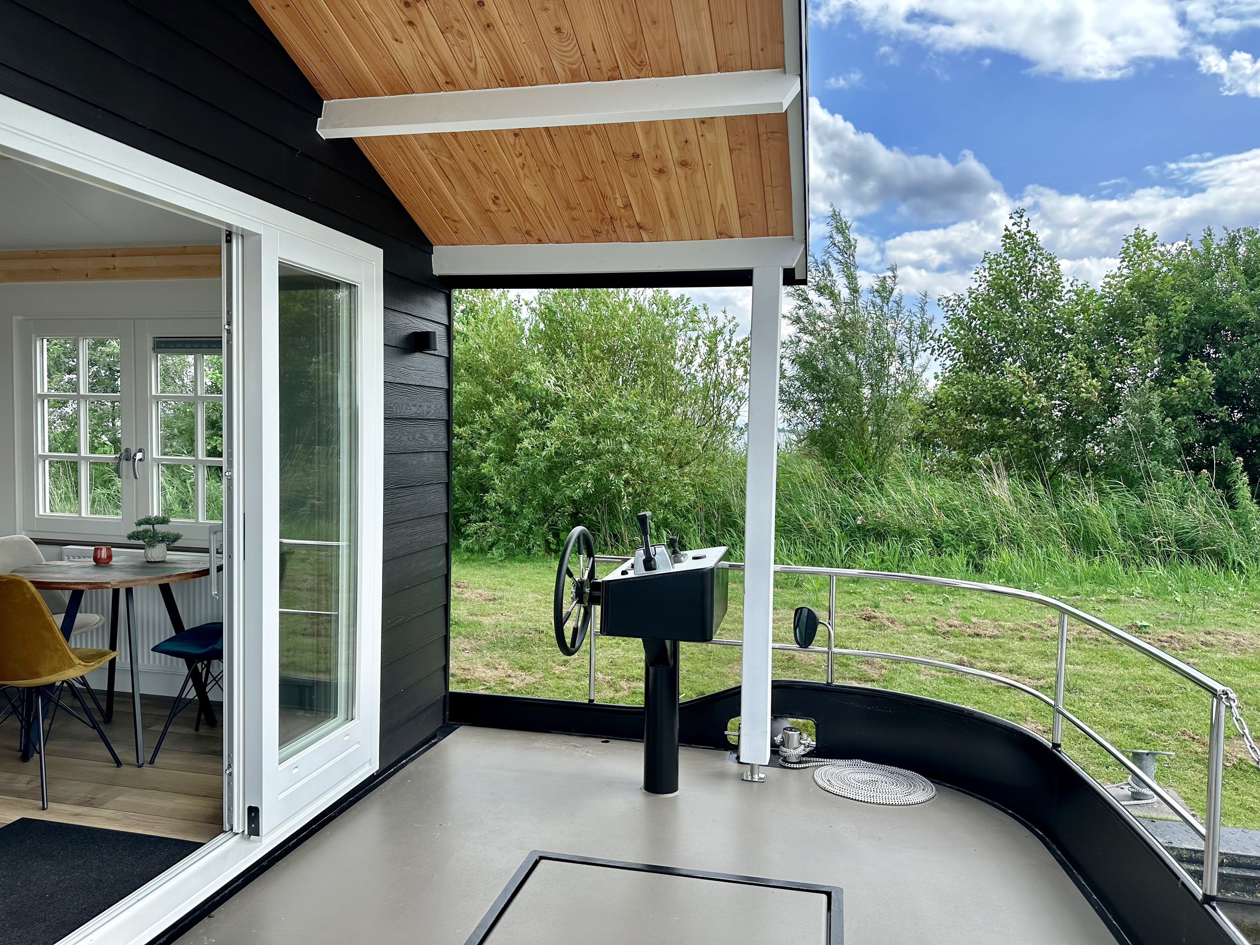 HOMESHIP VaarChalet In Amsterdam 1250D Luxe Houseboat