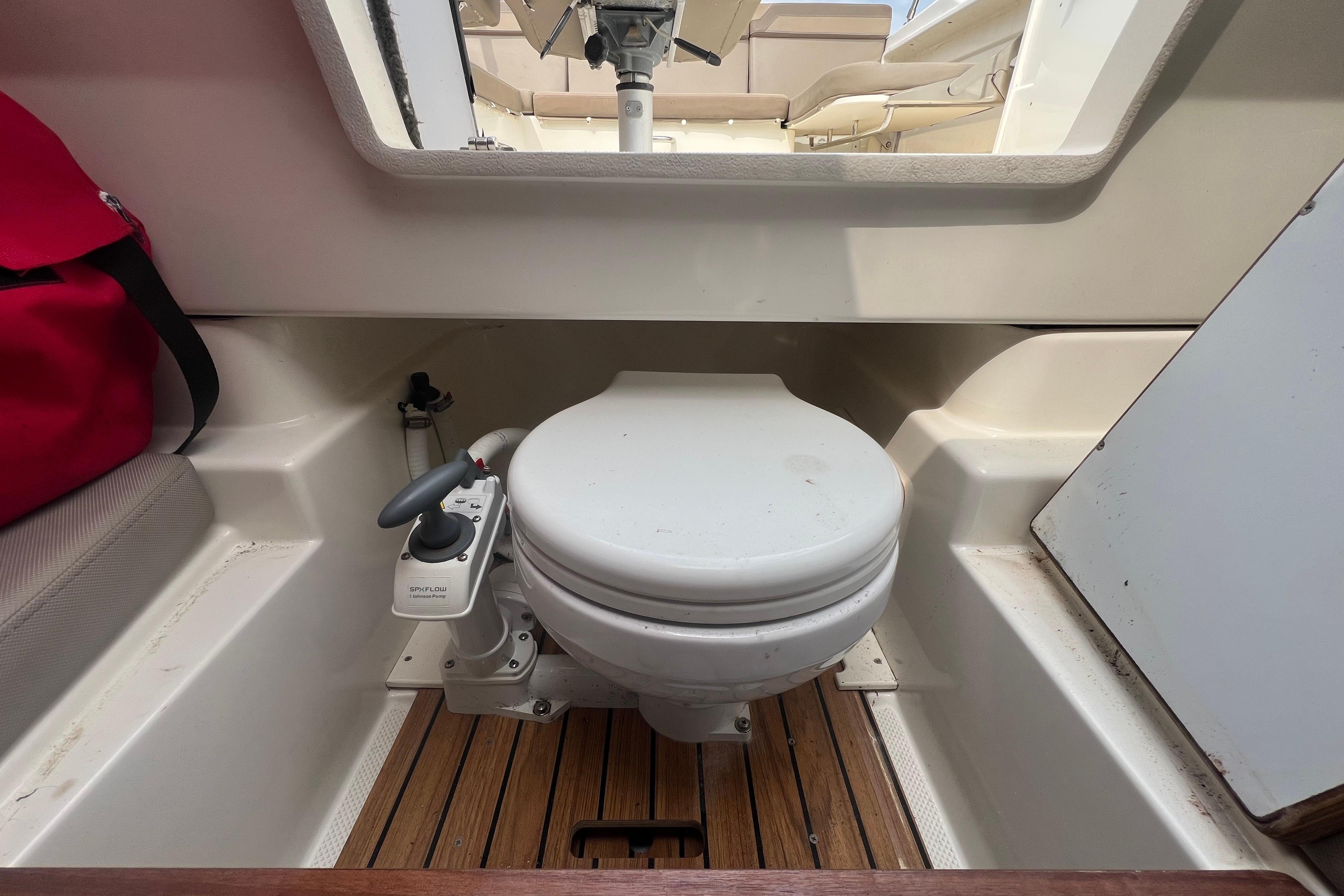 Quicksilver Activ 755 Sundeck
