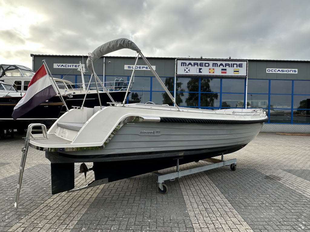 Interboat Intender 820