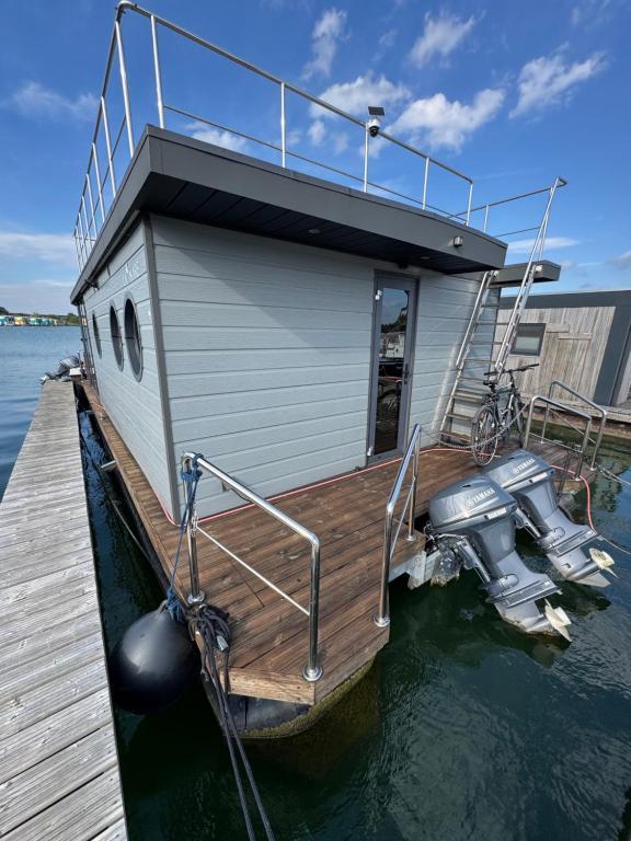 La Mare Houseboat Apartboat XL - Sauna - Hottub - Maasbommel