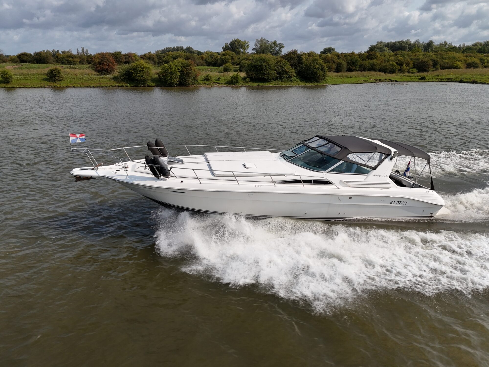 Sea Ray 400 Express Cruiser