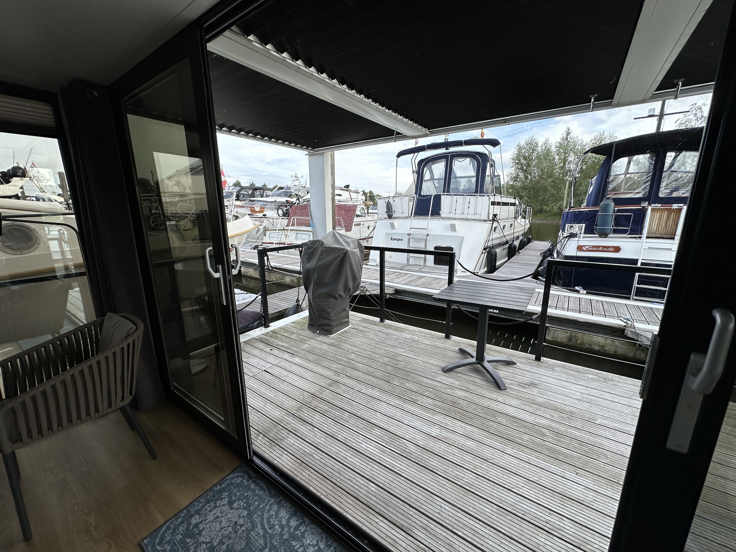 La Mare Houseboat Modern 12