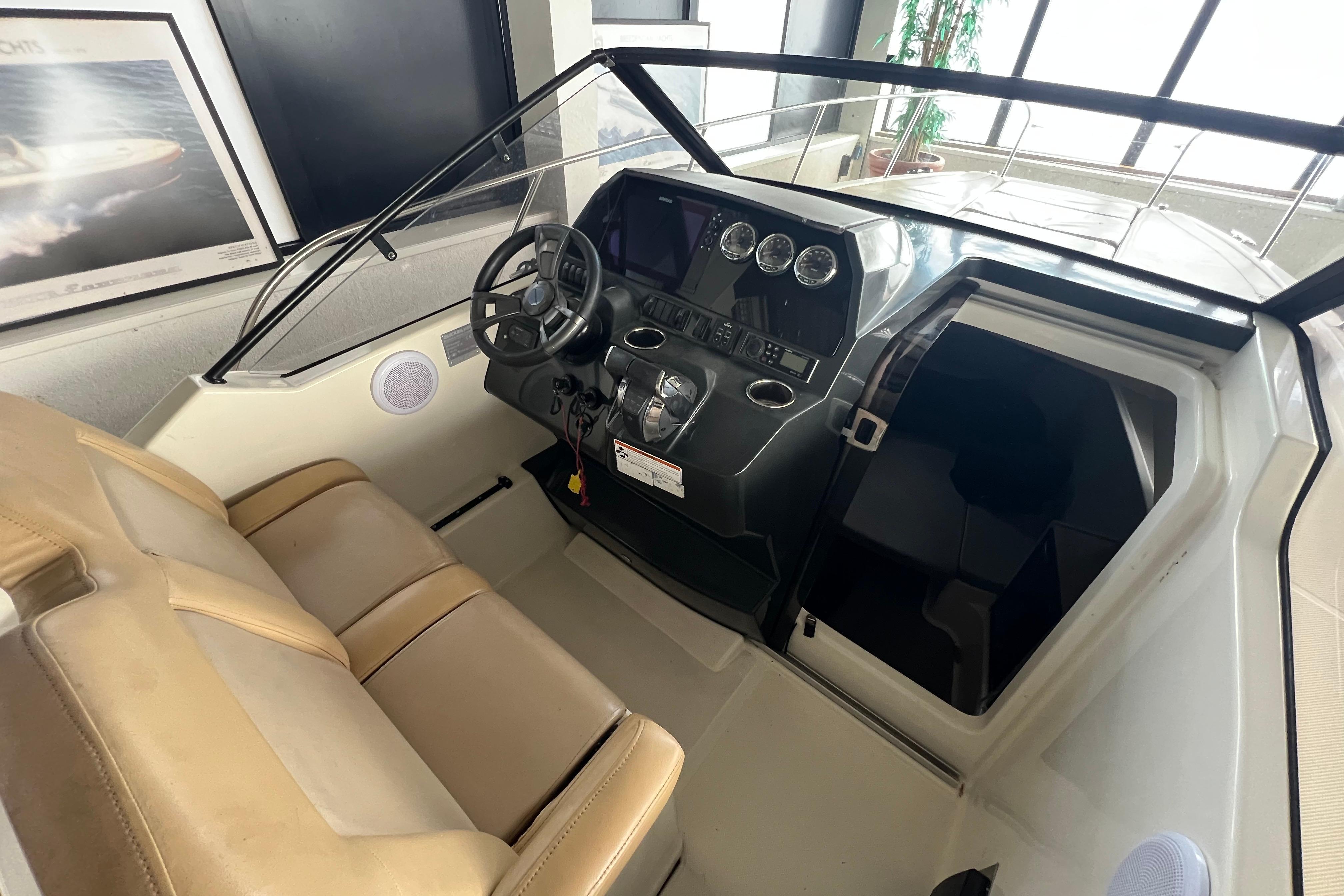 Quicksilver Activ 875 Sundeck